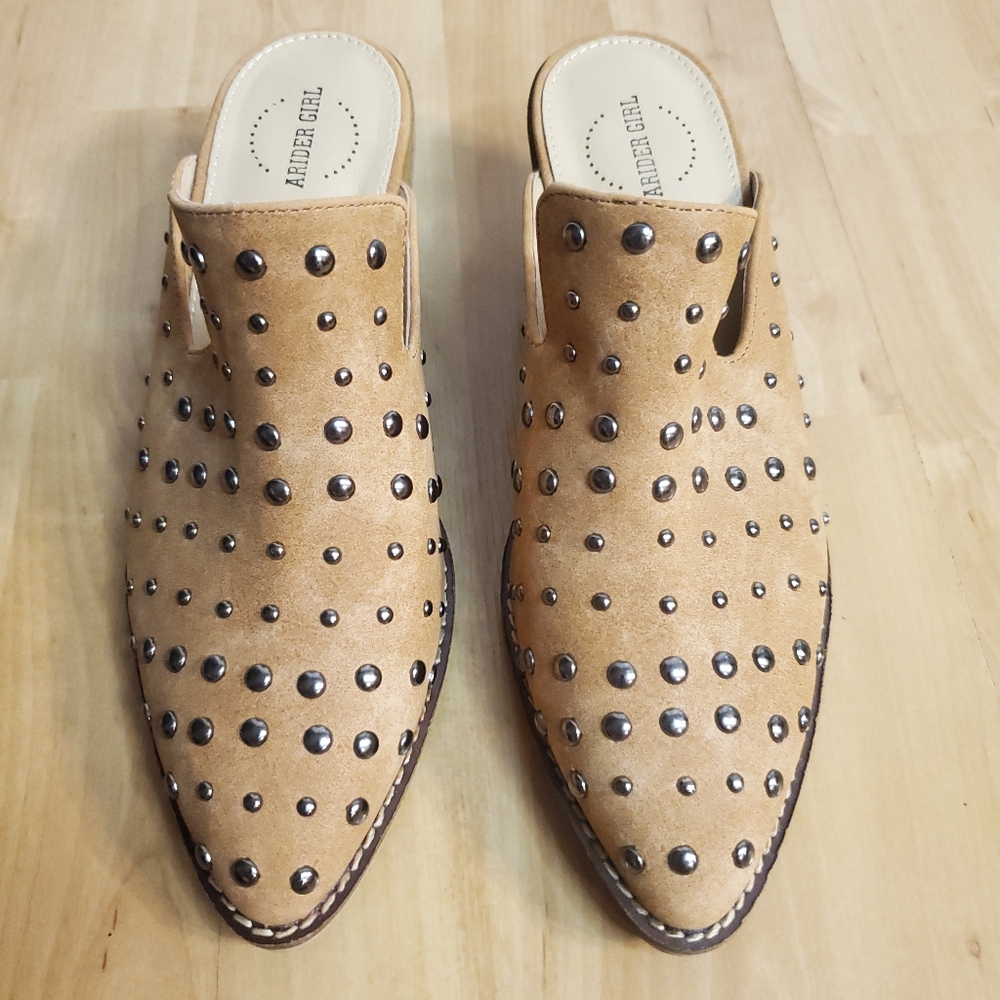 NWOT. Arider Girl Tan Studded Mules. Size 6. #SW - Picture 3 of 7
